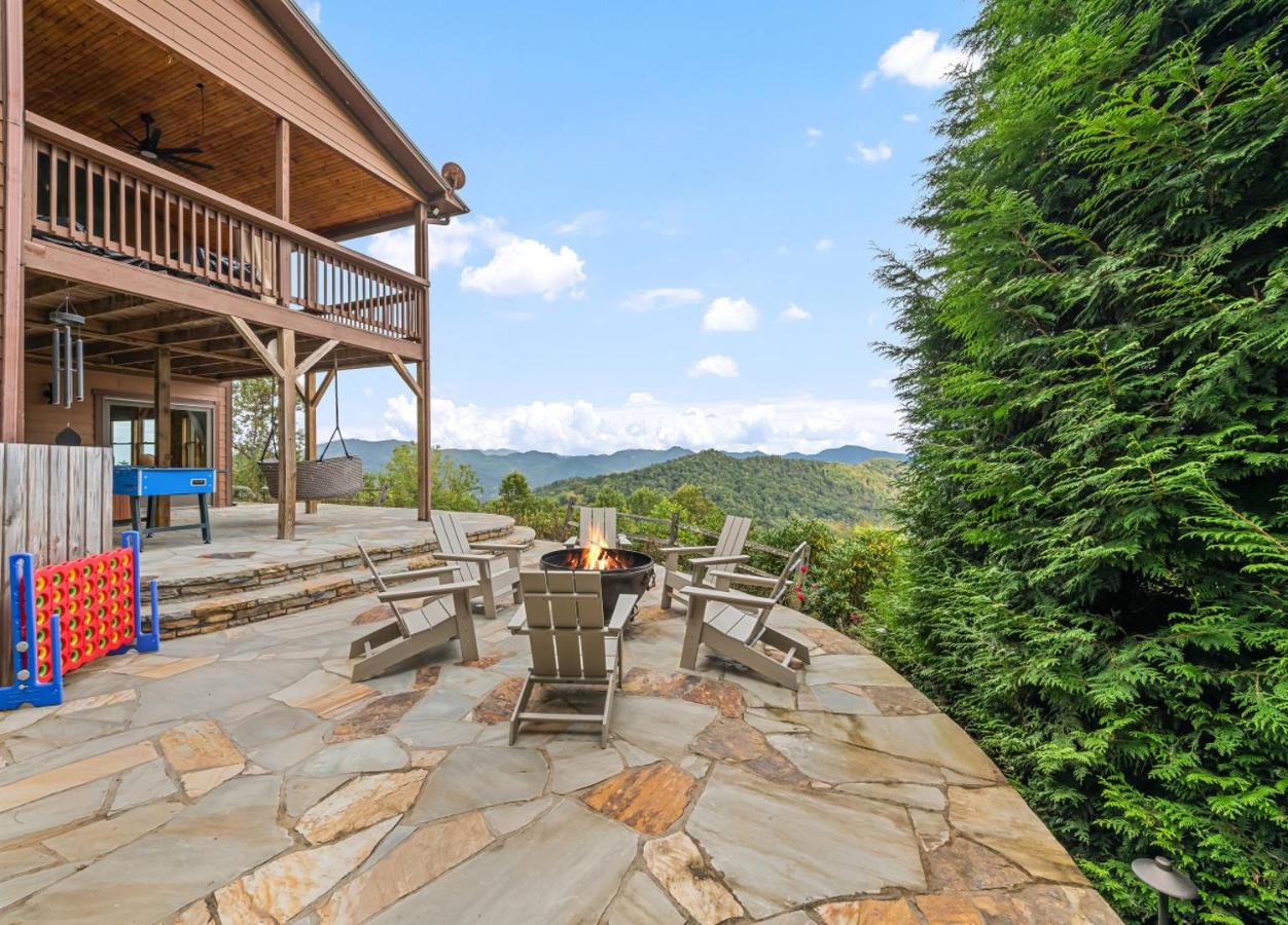 Mid-Century Decor Cabin with Stunning Views - B&B Waynesville