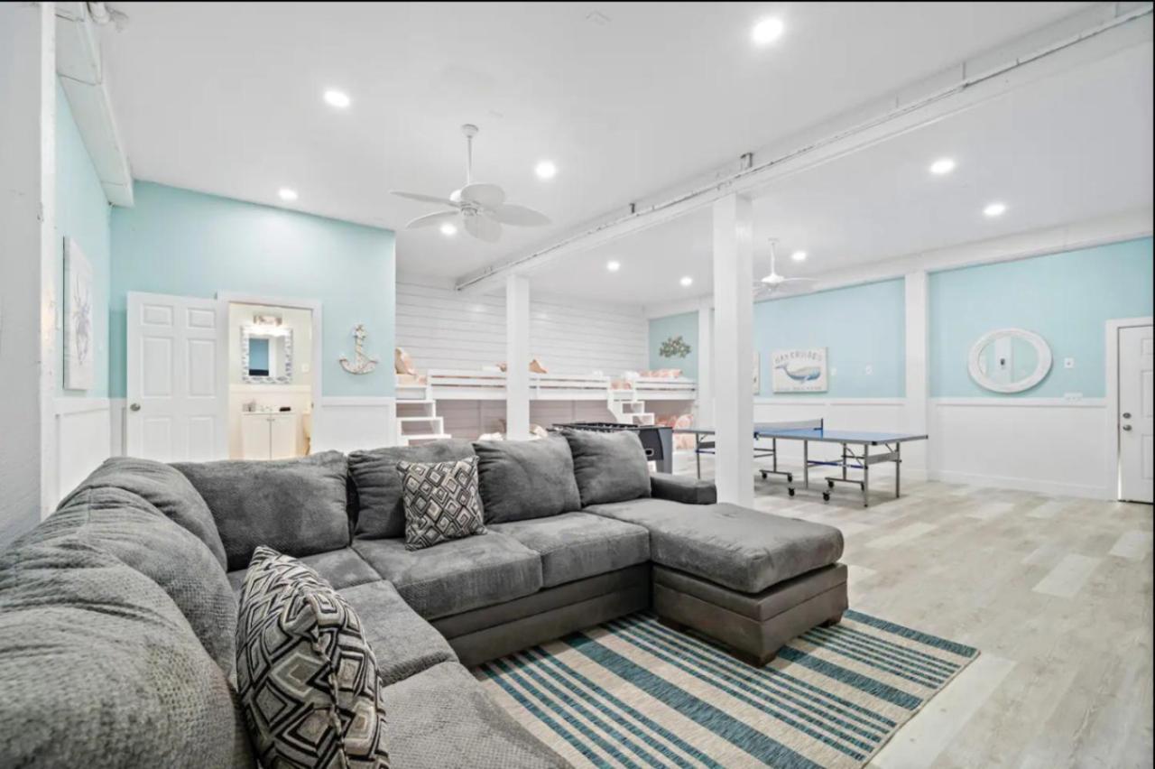 Stunning beach house with huge game room, close to beach - Chambres d’hôtes Galveston