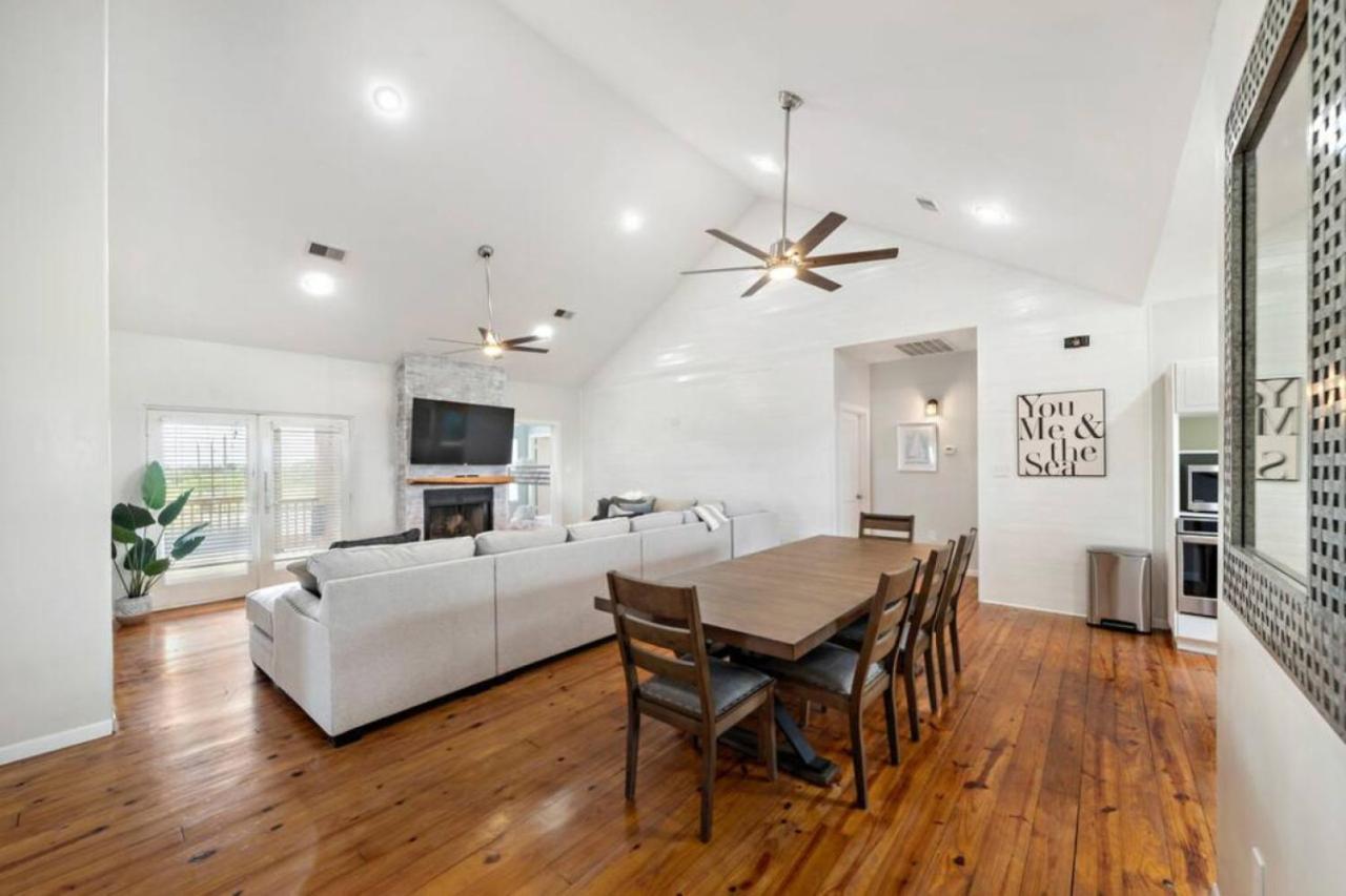 Huge secluded beach house on 2 acres with private pool, game room, close to beach - Ferienwohnung Galveston