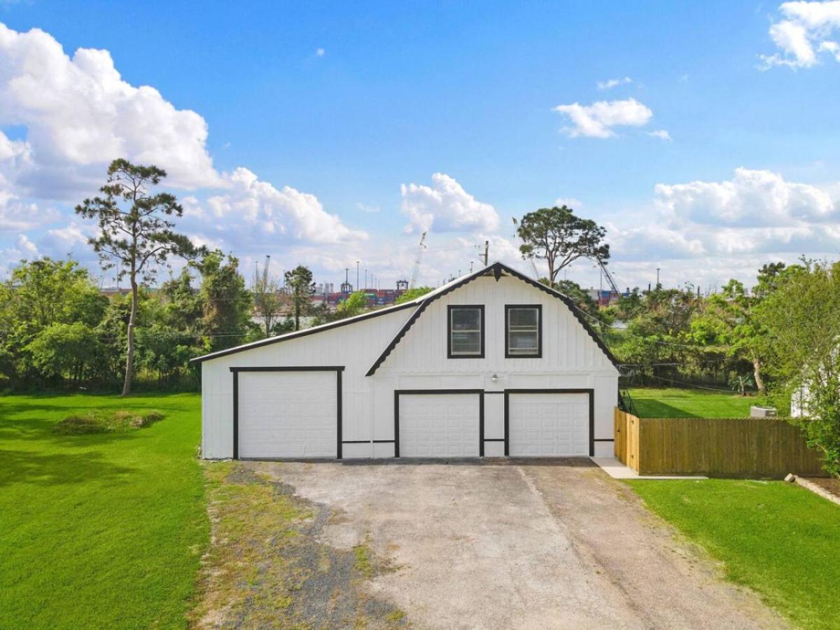 Sprawling estate with private pool and game room and guest house - B&B Shoreacres