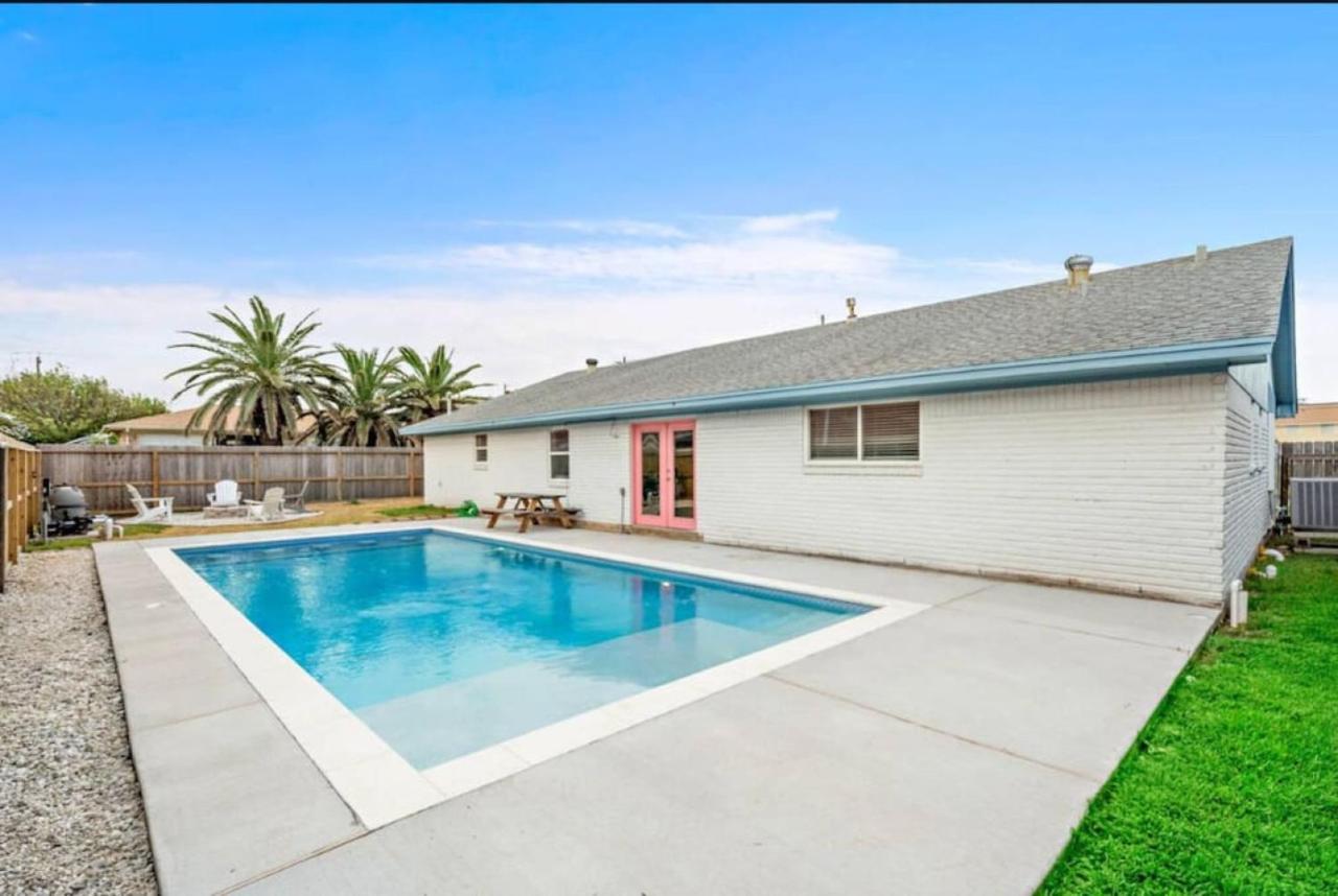 Family home with private pool and game room close to the beach - Chambres d'hôtes Galveston