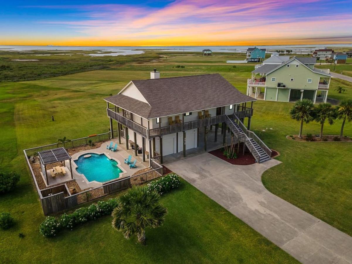 Secluded oasis with private pool and game room - B&B Galveston
