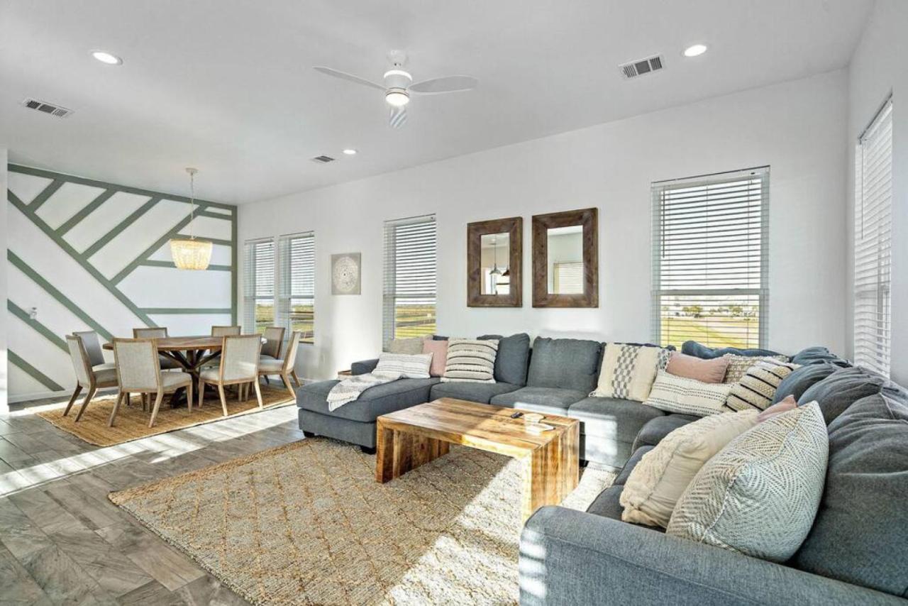 Picturesque beach house with plenty of room and amazing decks, close to beach - B&B Galveston