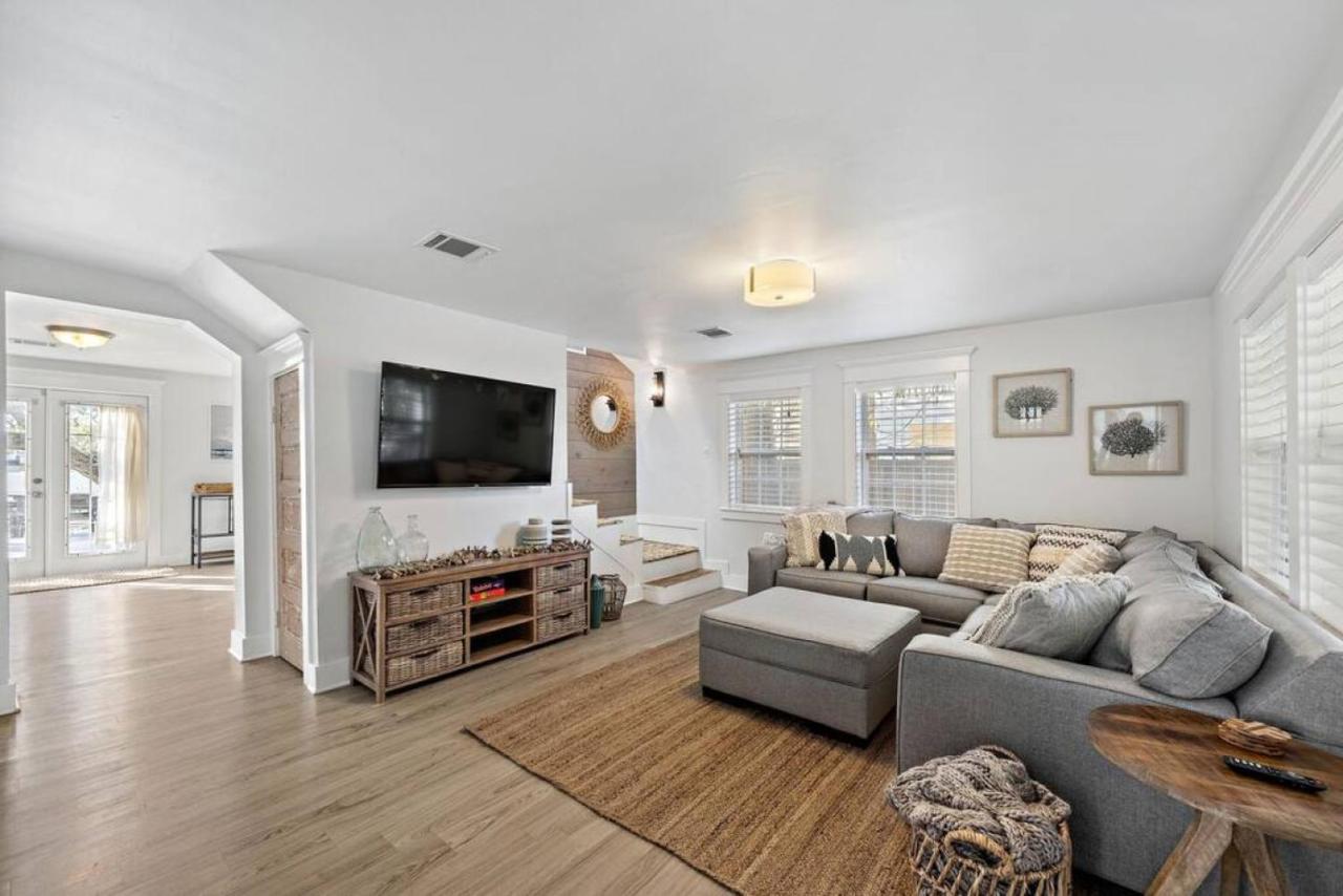 Cute bungalow with massive deck and fire pit, walk to Kemah Boardwalk - Ferienwohnung Kemah