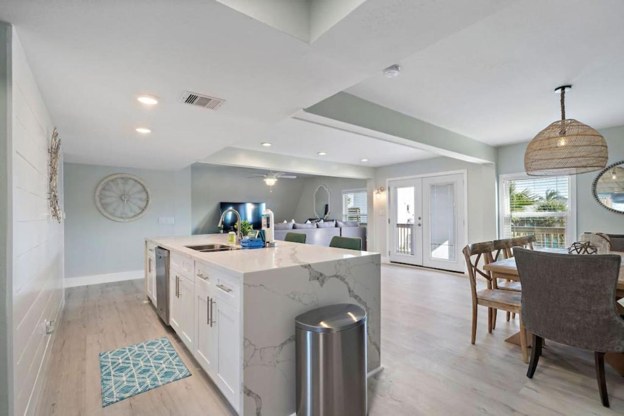 A-Frame beach house with private pool and minutes from the beach - Ferienwohnung Galveston