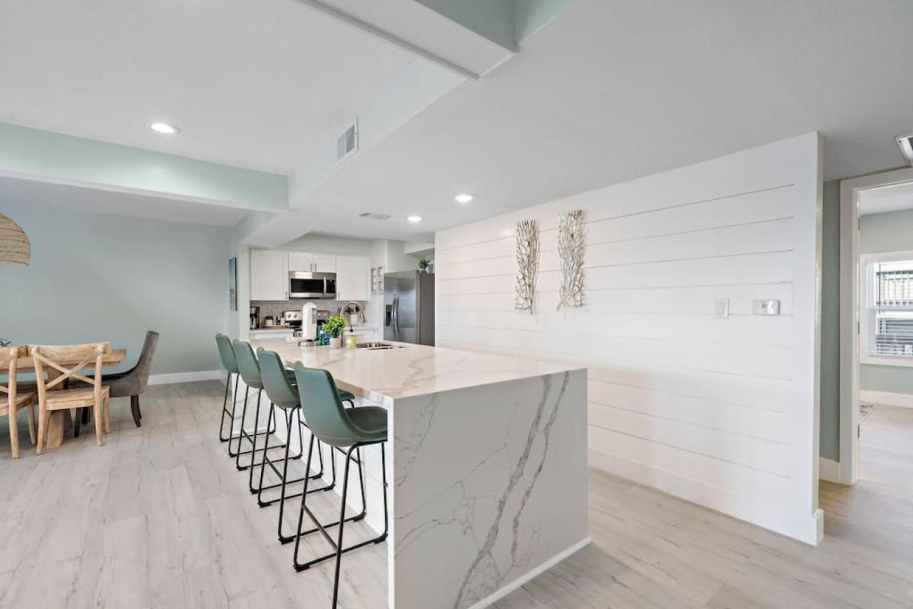 A-Frame beach house with private pool and minutes from the beach - Chambres d’hôtes Galveston