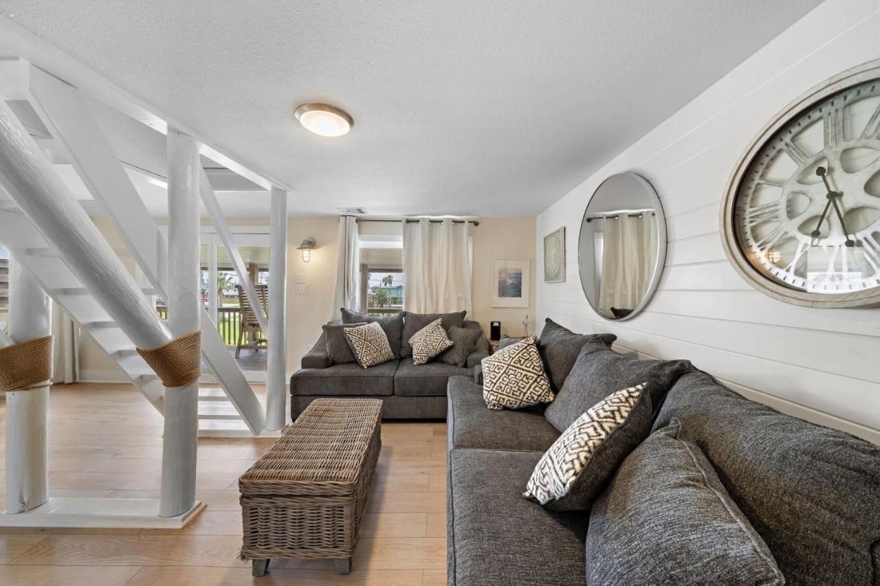 Beach Home With Game Room, Tiki Bar and Fire Pit - B&B Surfside