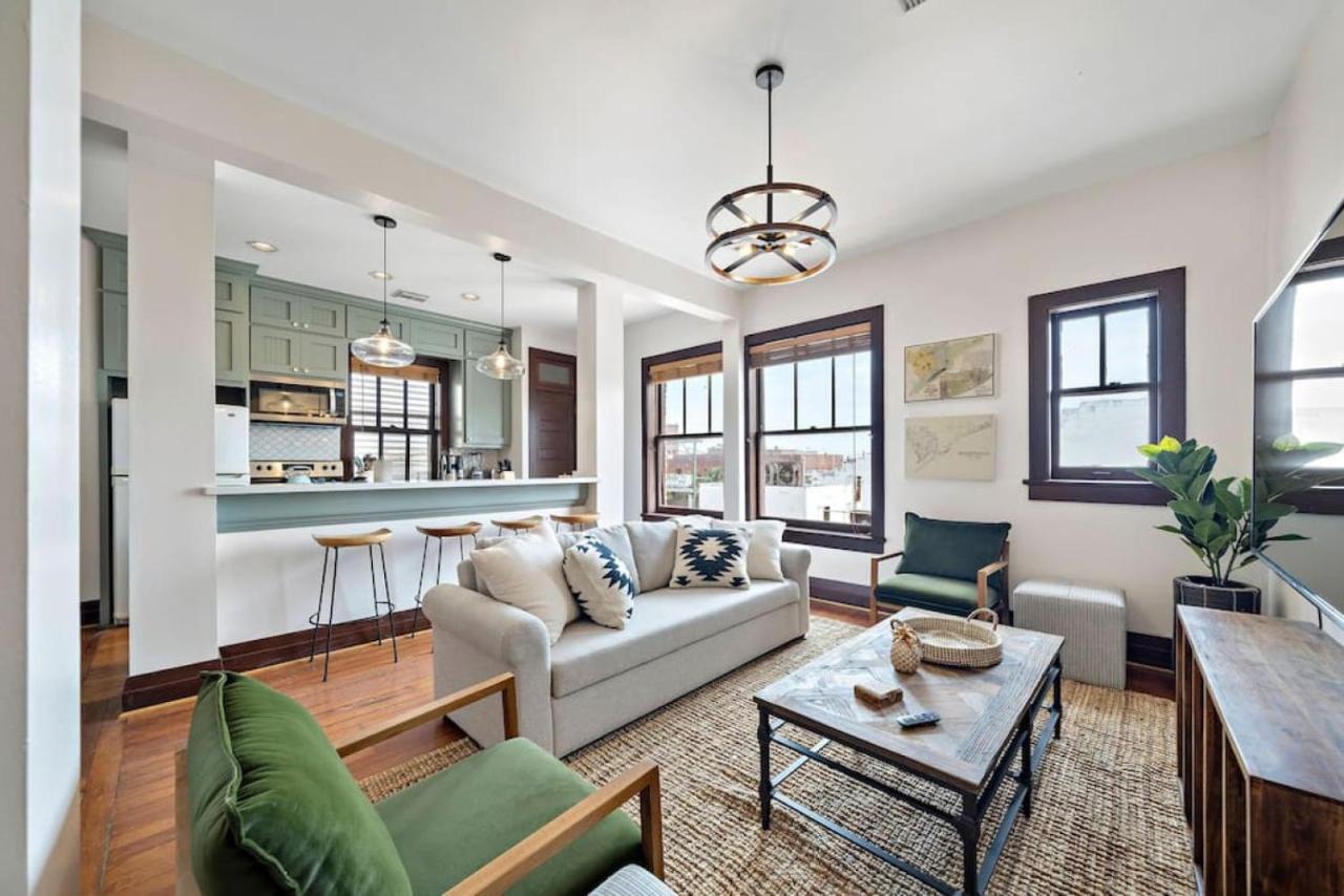 Stylish, historic loft in Downtown Galveston, 3 blocks to The Strand - Chambres d'hôtes Galveston