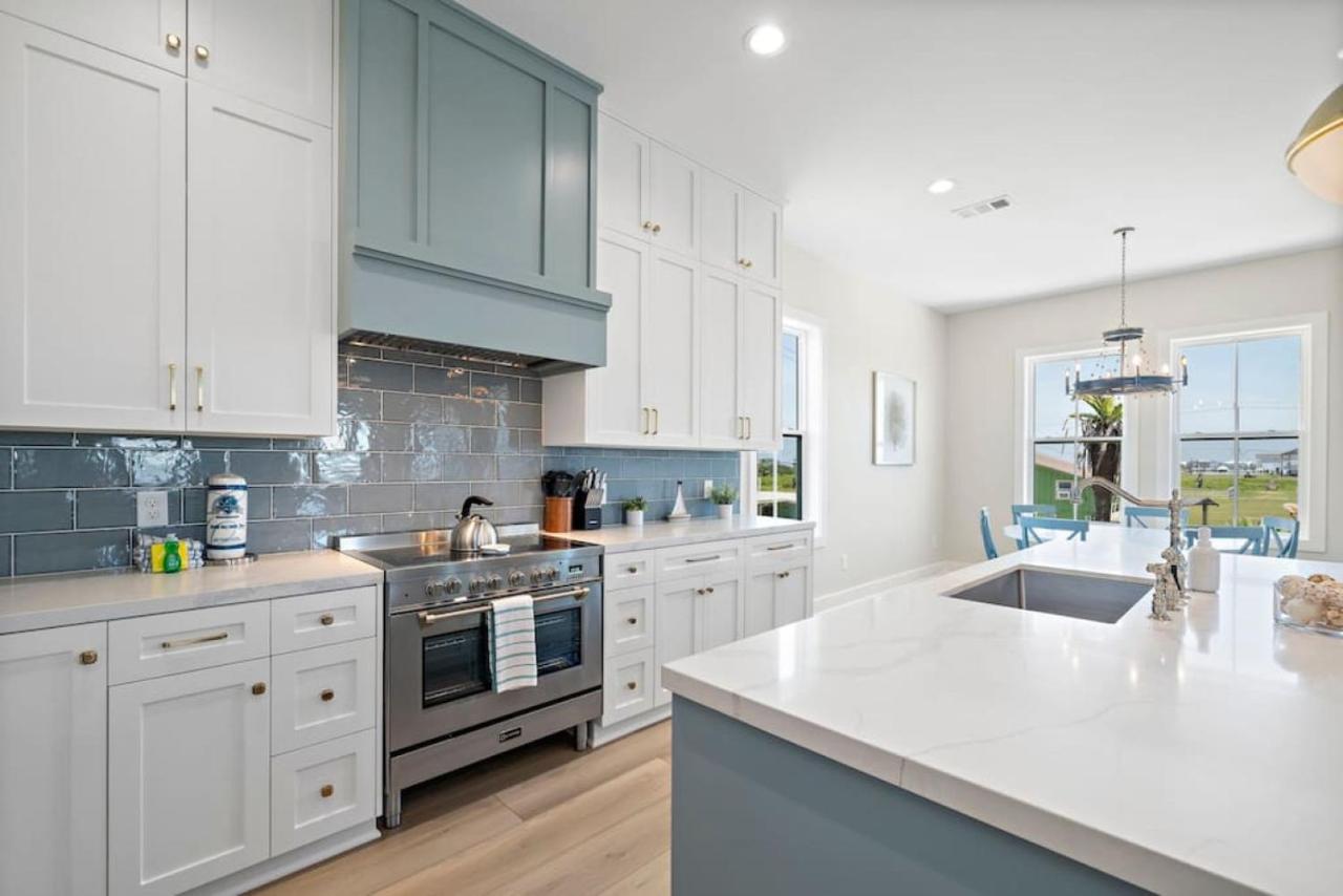 Stunning and grand beach house with ample space close to the beach - B&B Galveston