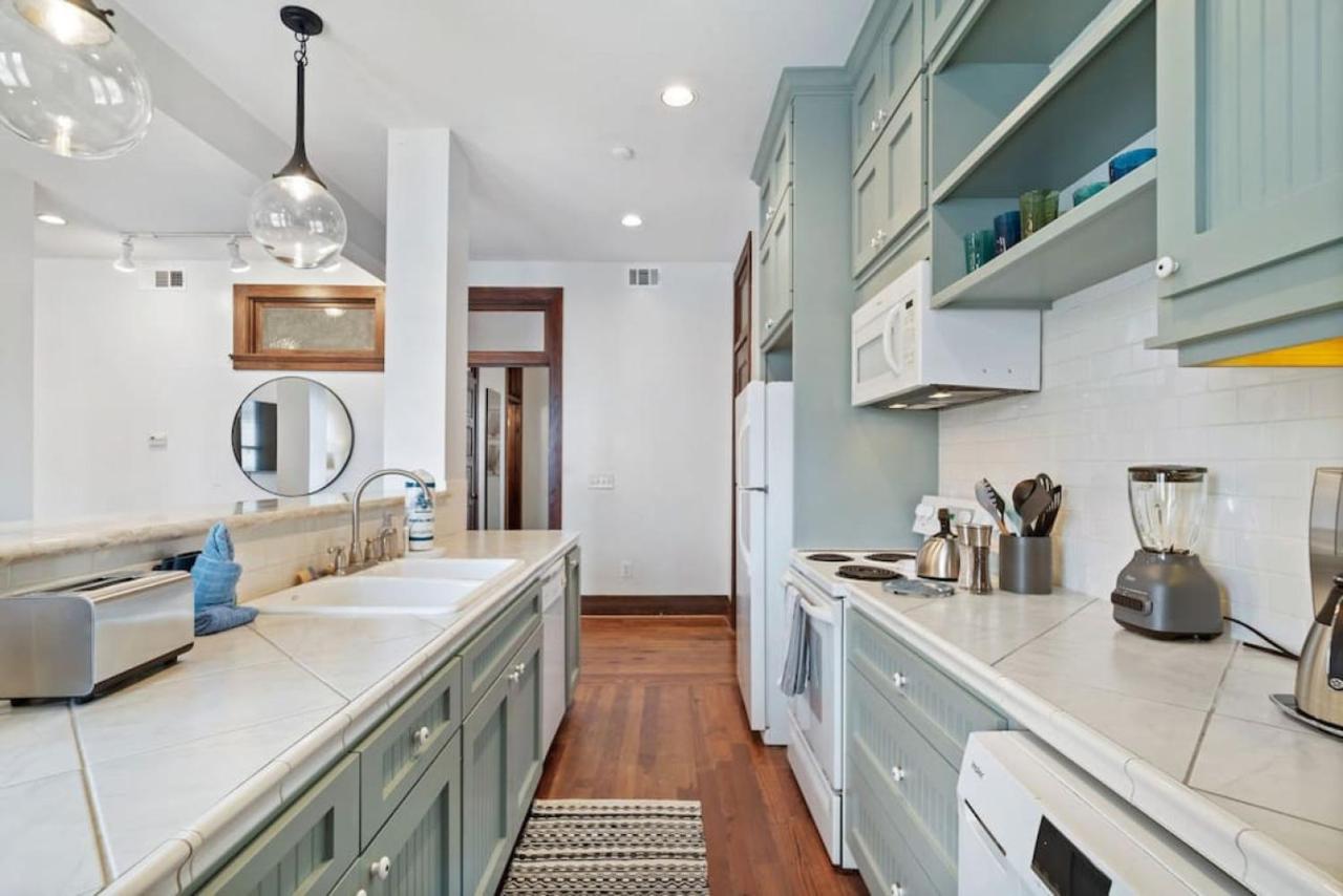 Historic, chic loft 3 blocks from The Strand in downtown Galveston - B&B Galveston