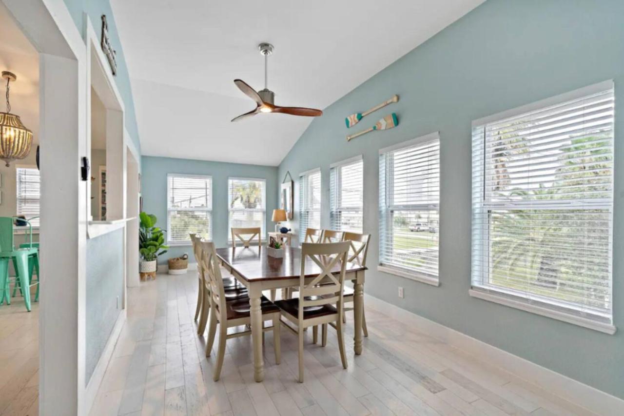 Modern bungalow with private pool, fire pit and game room - Chambres d’hôtes Galveston