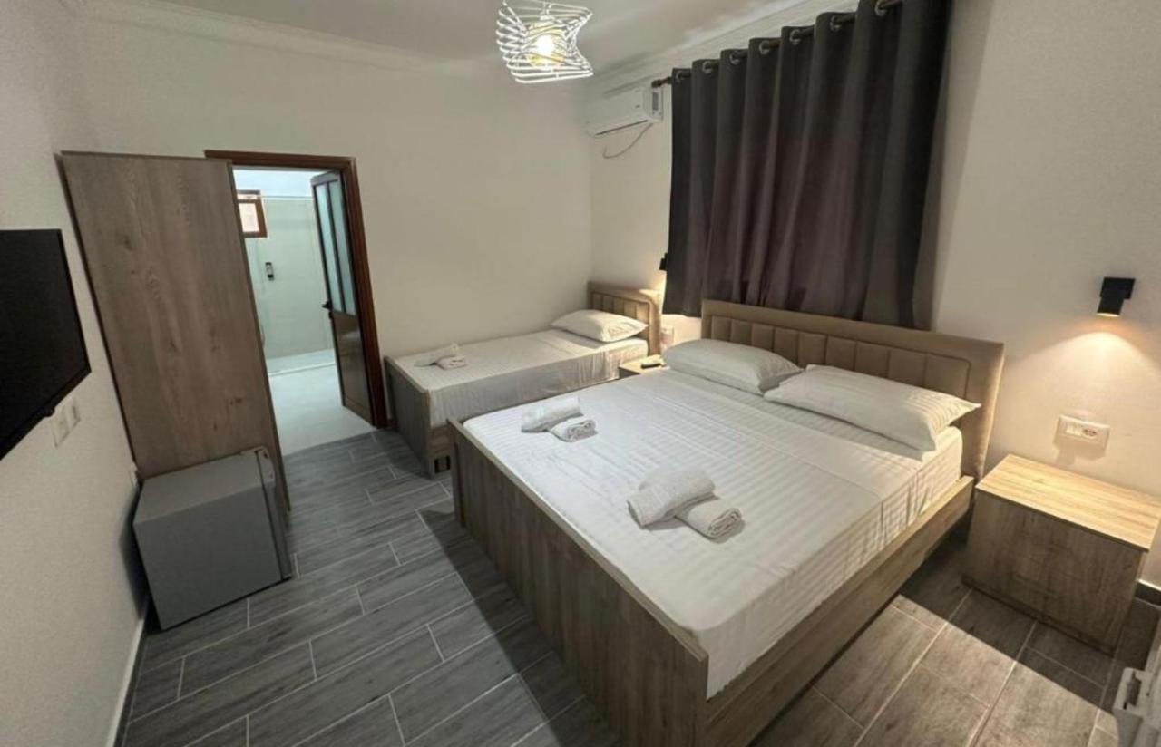 Camera Tripla Classic