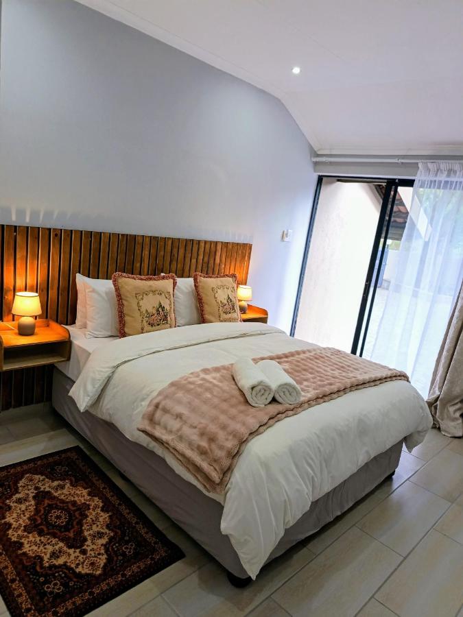 Habitación con cama grande