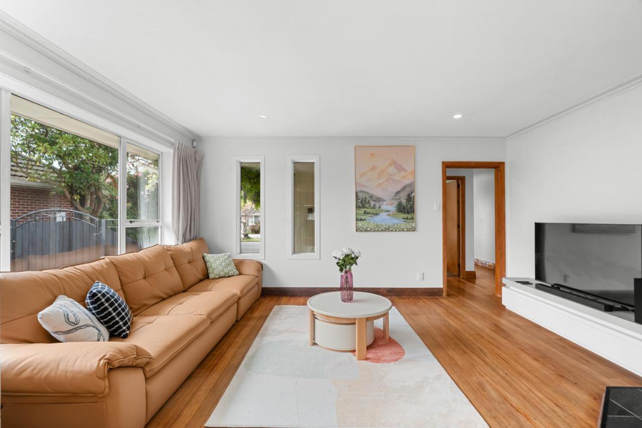 Peaceful four bedroom holiday house near airport - B&B Christchurch