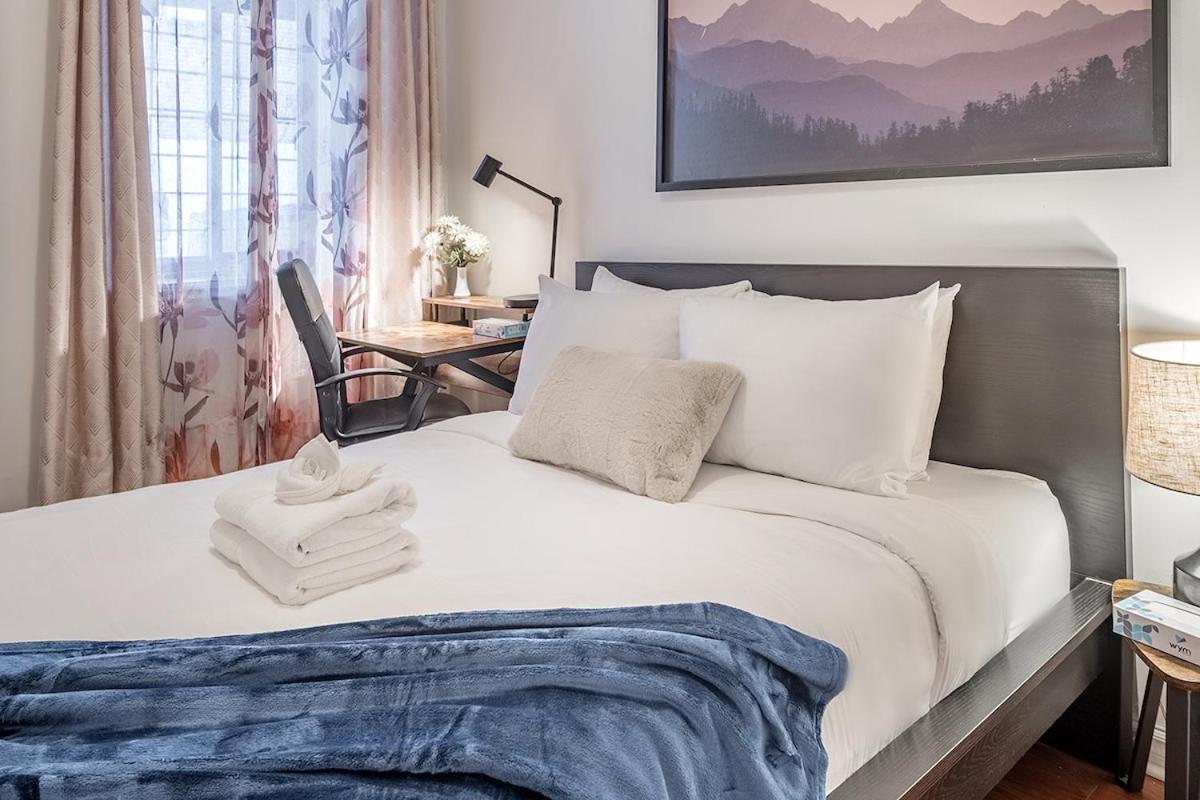 Spacious 2BR Downtown - Vintage Charm Sleeps 10 - B&B Montréal