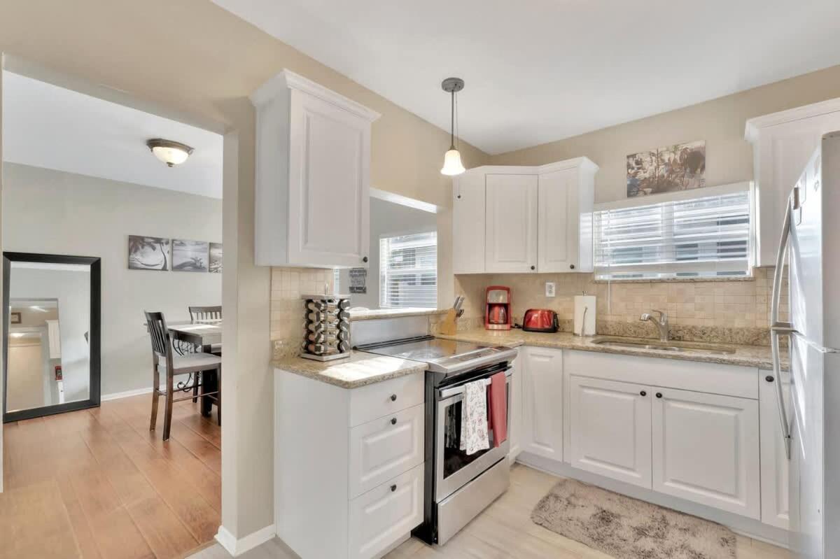 Family & Pet Friendly Getaway with Porch Fire Pit & Yard - B&B Tampa