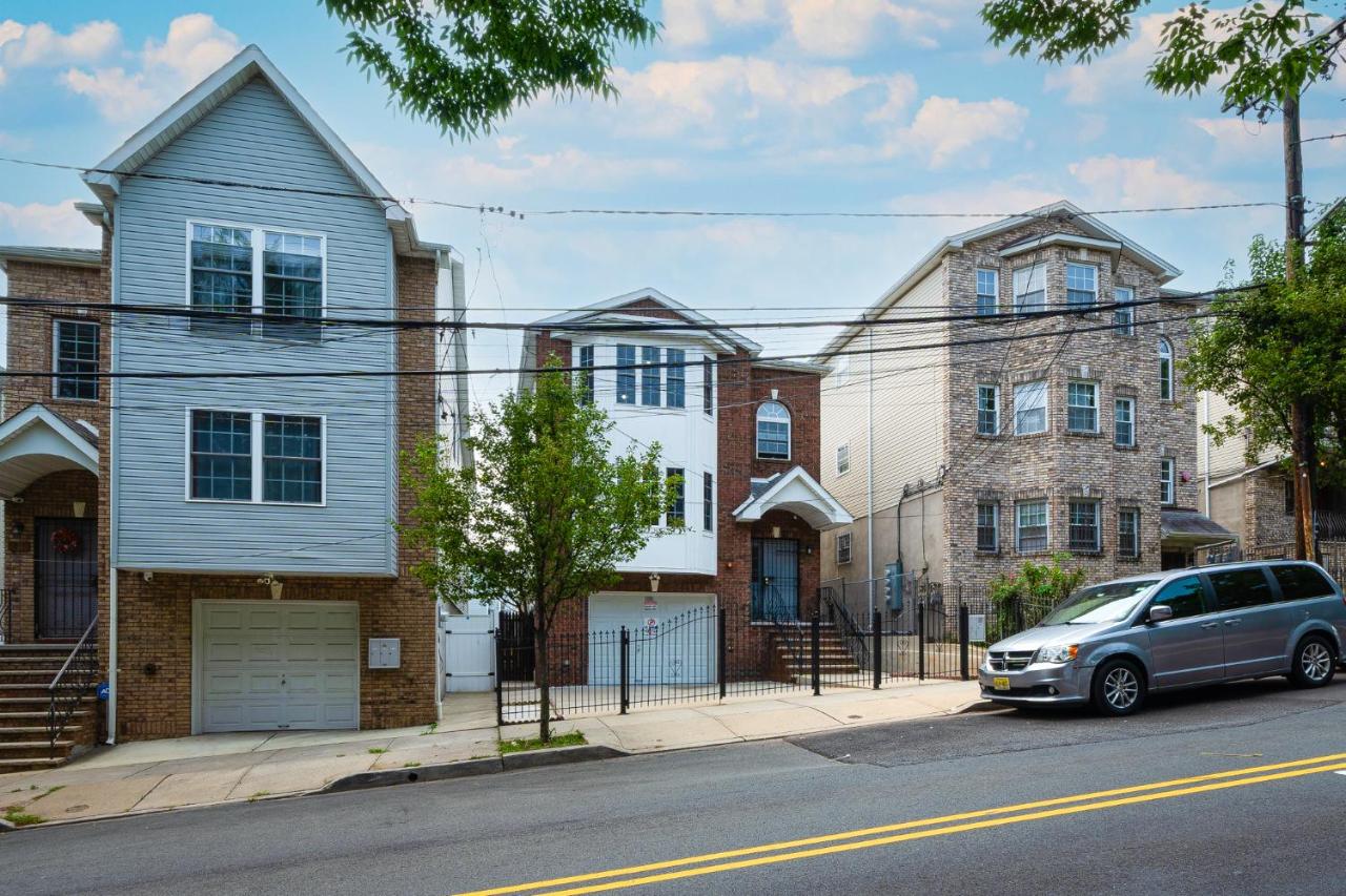 Newark Gem 6BR, 5BA - Sleeps 24 - Walk to Prudential Center and Newark Penn Station, Near EWR and American Dream Mall, includes Parking - WiFi - Laundry - Backyard - Gym - B&B Newark