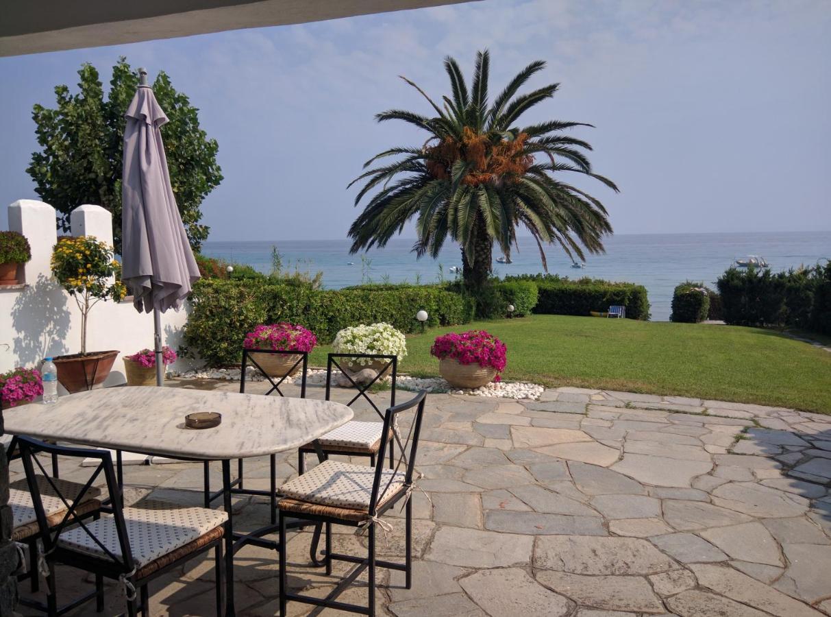 Beach Front Chanioti - B&B