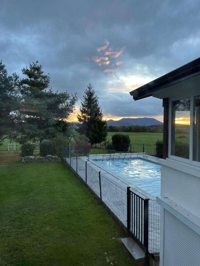 Villa 170m2 avec piscine , terrain de petanque, billard et jeux de flechettes - Chambres d’hôtes Nompatelize