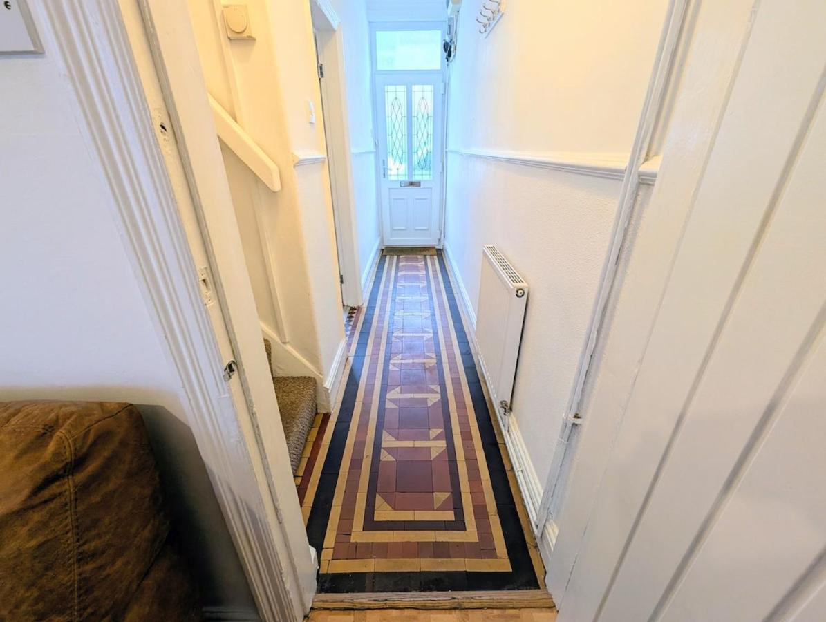 King bed Free parking Walk to c-centre & Hospital - B&B York