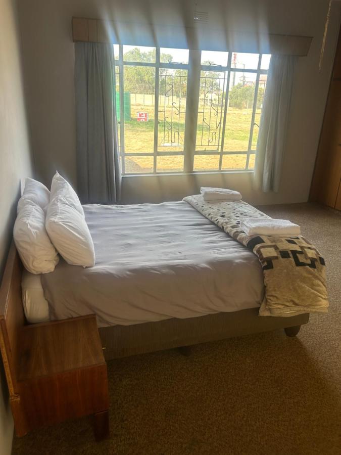 Habitación con cama grande