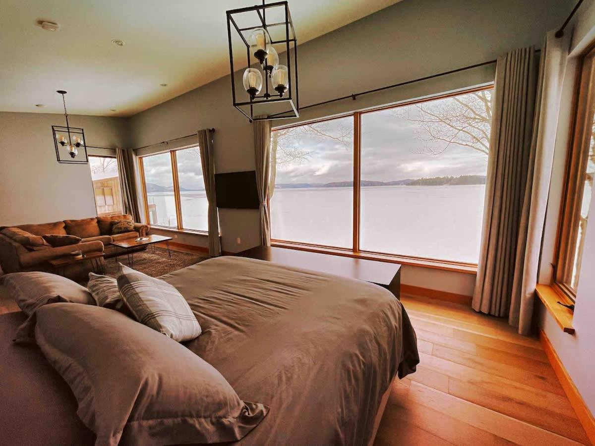 Luxury Lake Memphremagog Loft - 2 Bedrooms Water Views Firepit & Dock near Jay Peak - B&B Newport Center