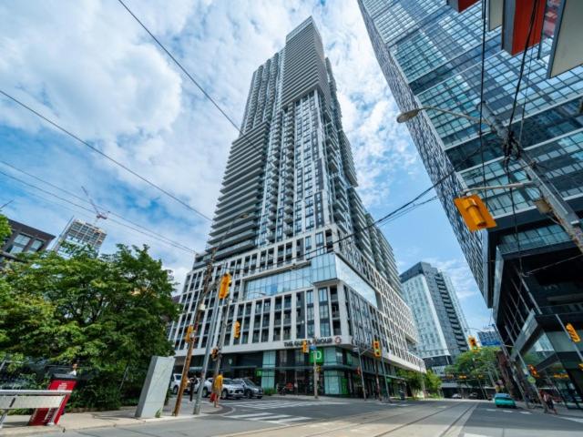 2br Luxury & Modern Suite 5 Minutes from Eaton Center - B&B Toronto