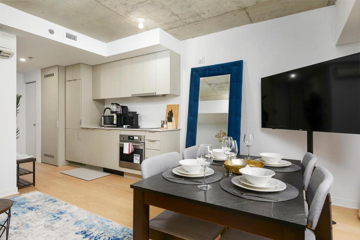 Chic Hideaway - Downtown Hotspot - B&B Montreal