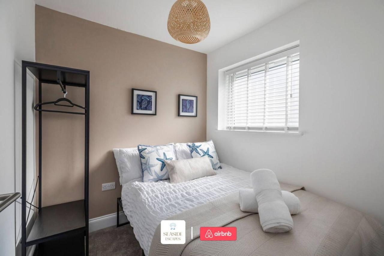 Beachside Retreat l Sun Terrace l Hot Tub l Free Parking l Seaside Escapes Short Lets & Serviced Accommodation - Chambres d'hôtes Bournemouth