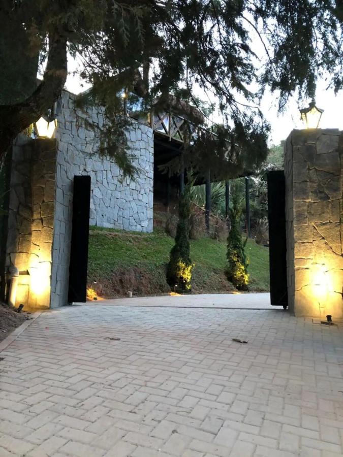 Chalét com jacuzzi sauna lareira e telao cinema - B&B Campos do Jordão