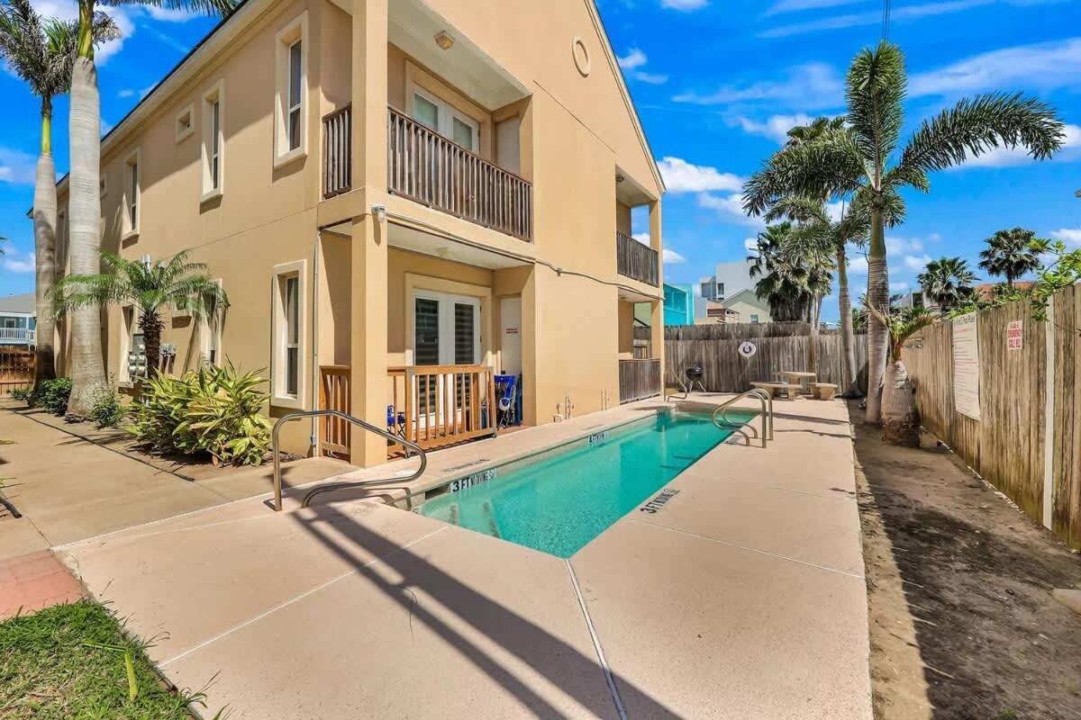 Lovely Beach and Pool Condo - Bed and Breakfast South Padre Island