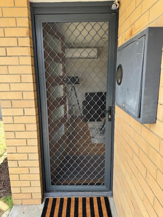 Hop skip and a jump to City and Optus Stadium - Bed and Breakfast Perth