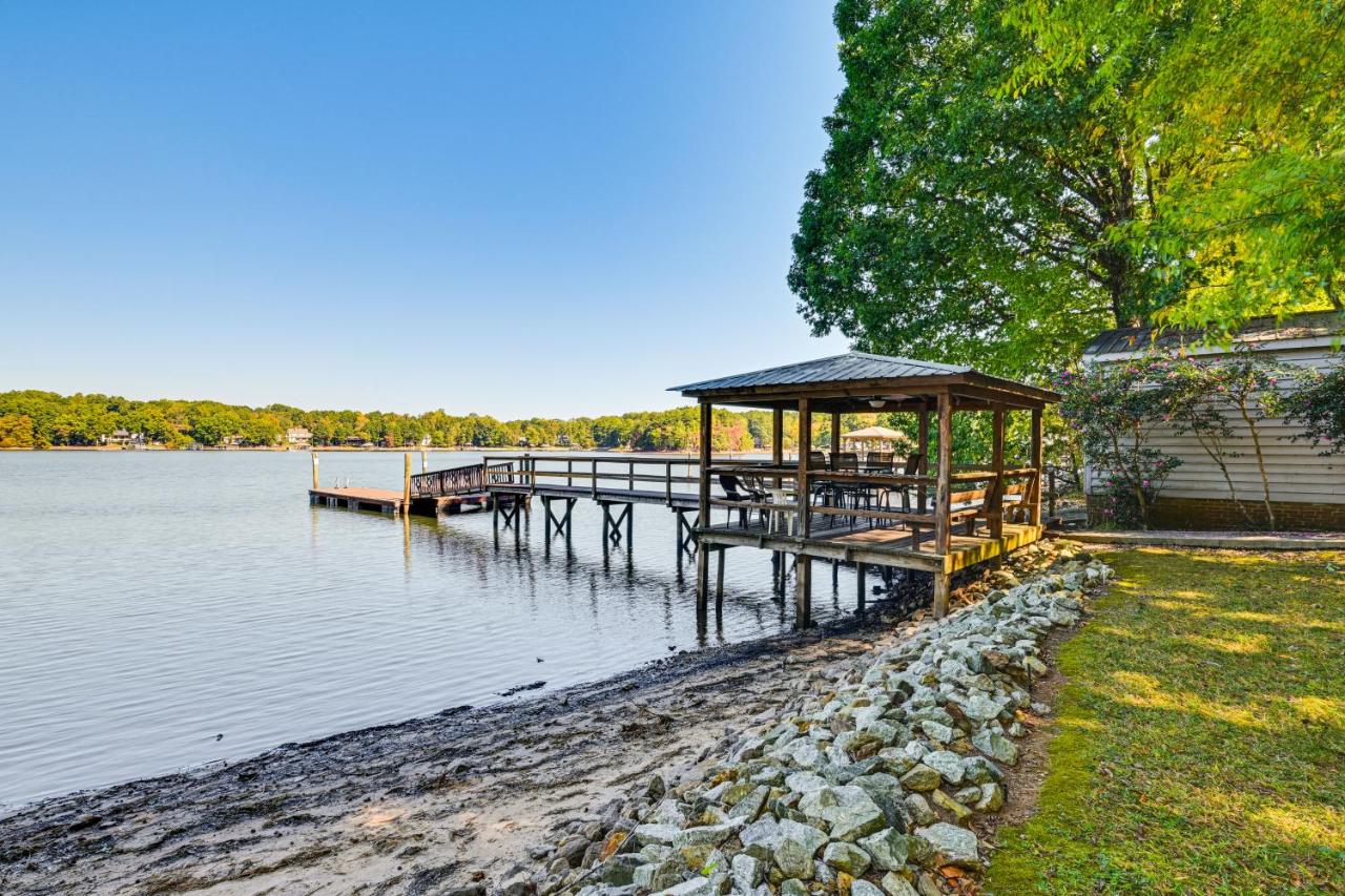 Private Dock and Beach! Lake Norman Cottage Hideaway - B&B Mooresville