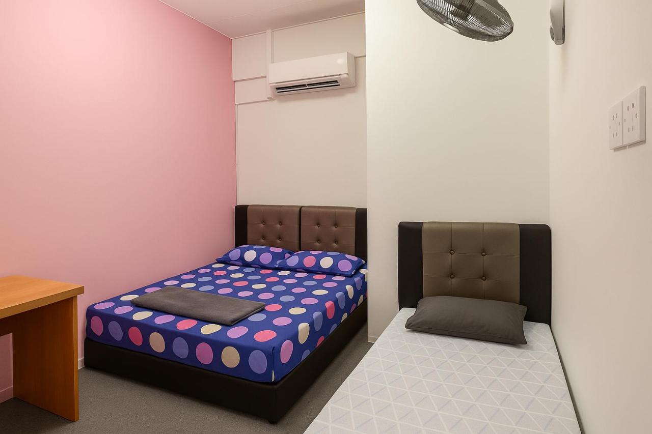 Deze driepersoonskamer heeft een gedeelde badkamer.