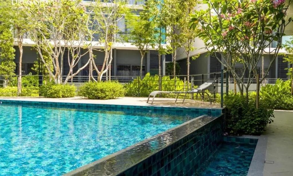 Core Soho Suite Bathtub Netflix near KLIA - B&B Sepang