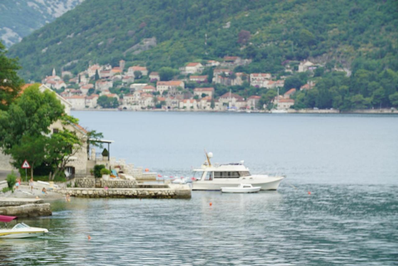 PENTHOUSE STOLIV Villa located 5 meters from the sea SPA-Pool Exclusive Terrace,Private Jetty Sunbeds, Pebble Beach, Secluded location Total area 375m2 at your disposal - B&B Kotor