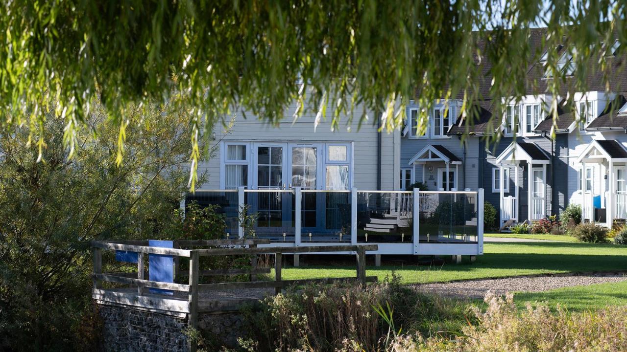 Venture Lakeside Lodge - Bed and Breakfast South Cerney
