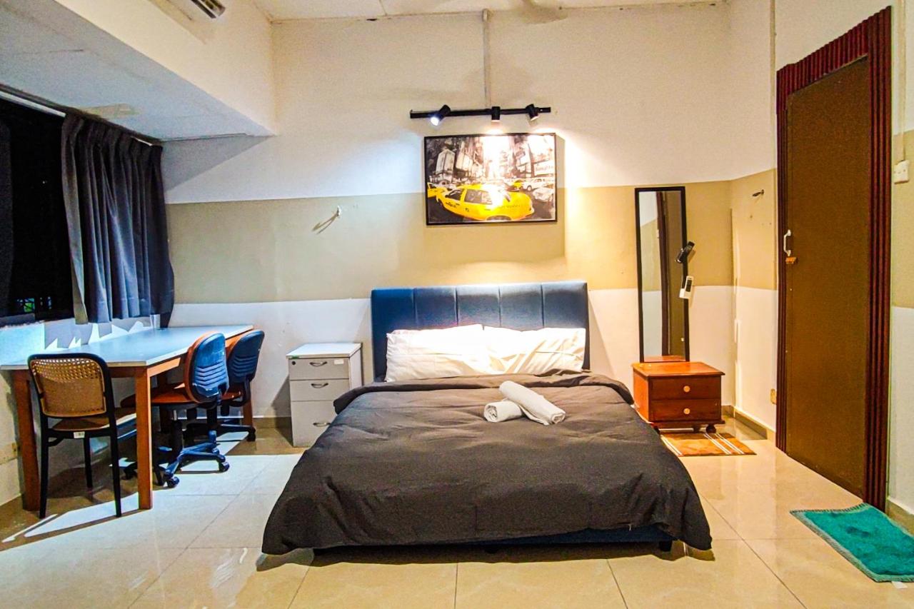 Habitación con cama grande y balcón