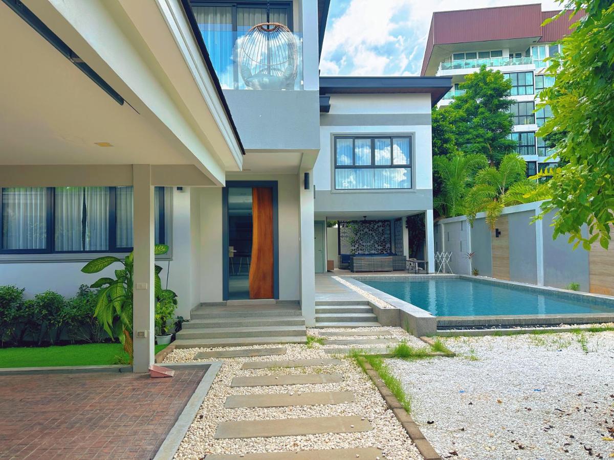Serenity Grand Pool Villa Pattaya-5BR Private Pool - Chambres d’hôtes Jomtien