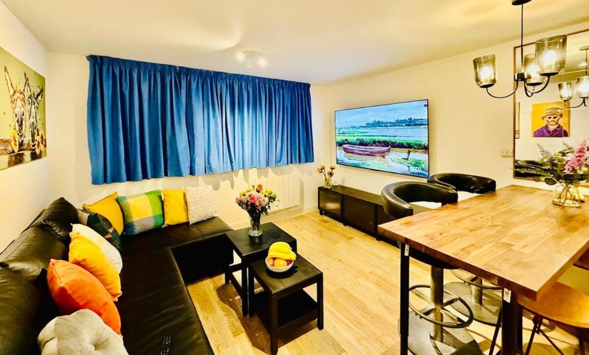 Central Apartment with 75inch TV Netflix - B&B Andover