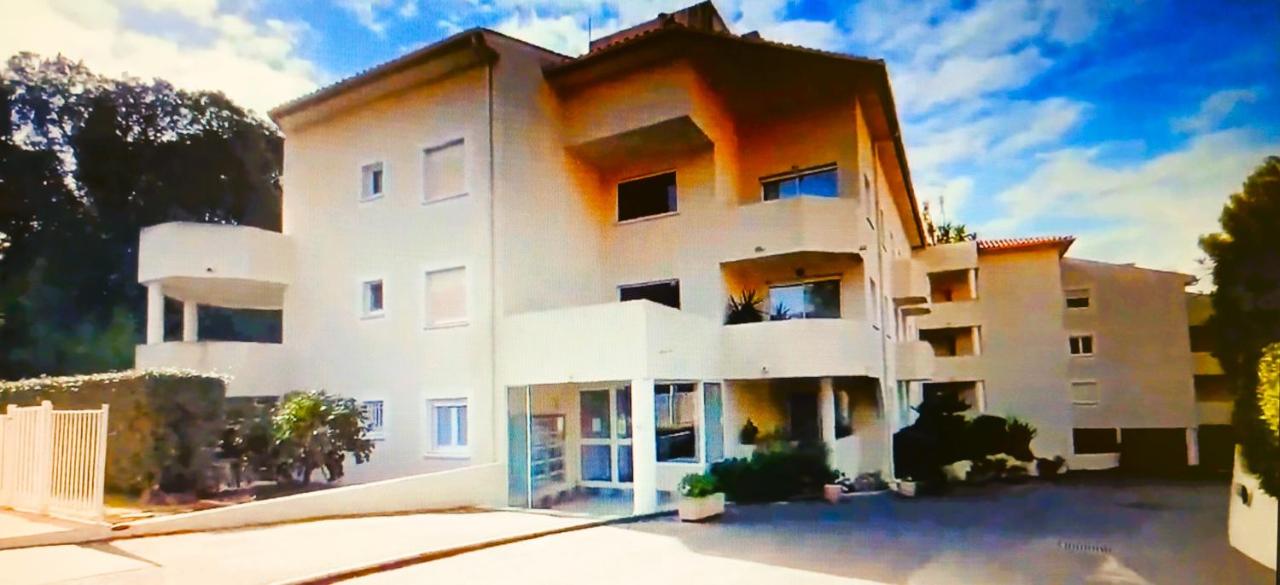 T2 rénové avec balcon et parking privé à 2 pas du port Santa Lucia - B&B Saint-Raphaël
