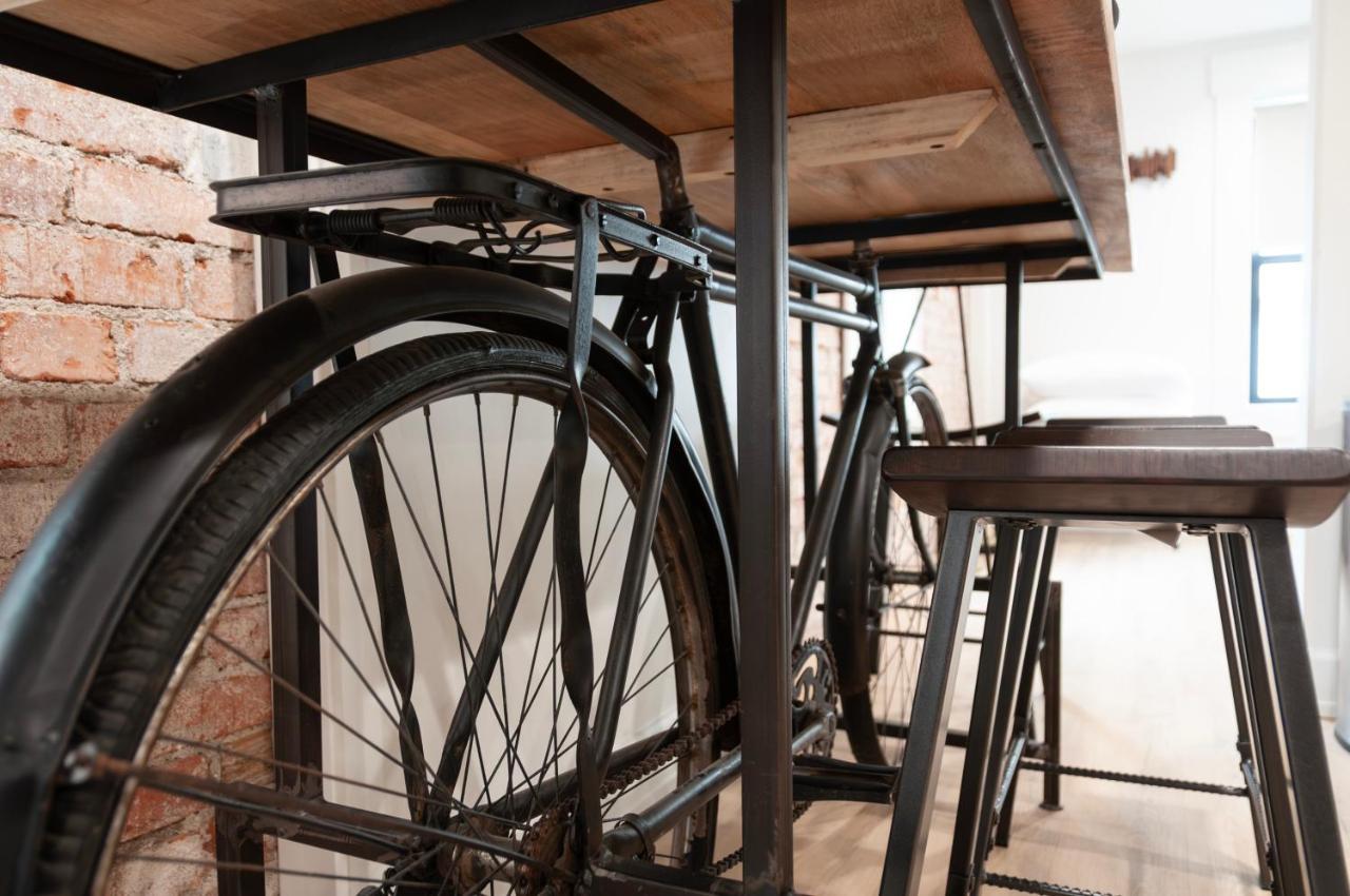 Estudio con cama extragrande y sofá cama