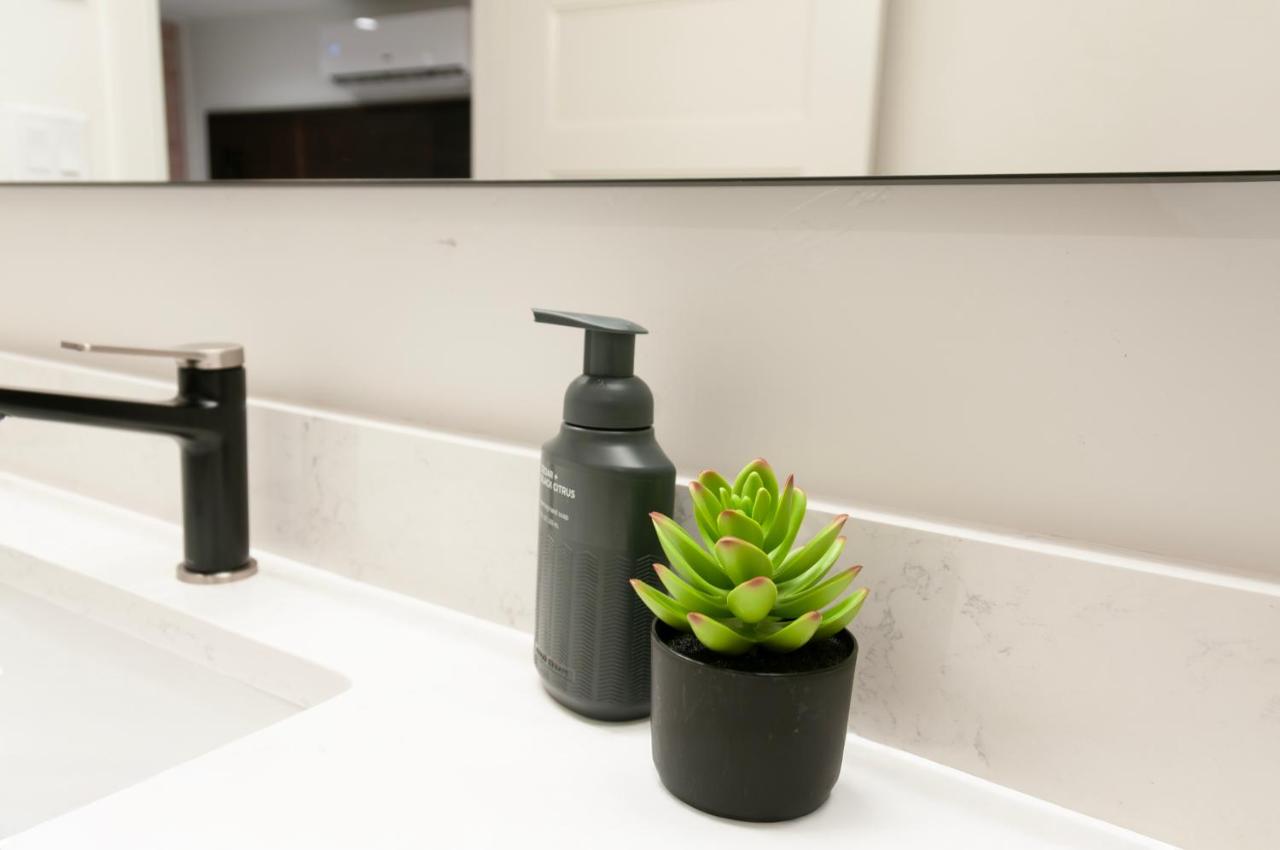 Habitación con cama extragrande.