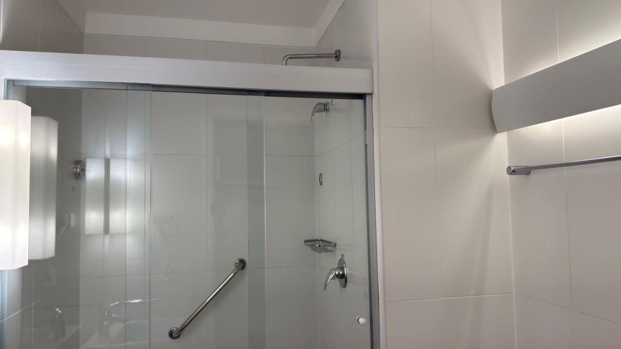 Studio Lit King-Size