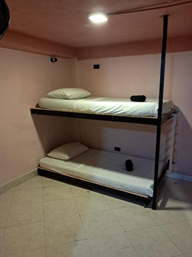 Tweepersoonskamer met 2 Aparte Bedden en Badkamer