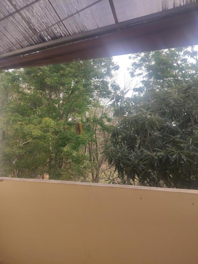 Casa amarela com fundos para seminário - B&B Aparecida