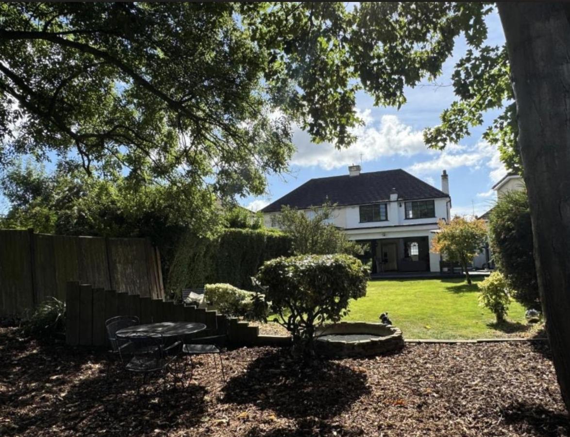 Zarza House 4 bedroom Home Sleeps 8 large Garden wifi and free Parking - B&B Hatfield