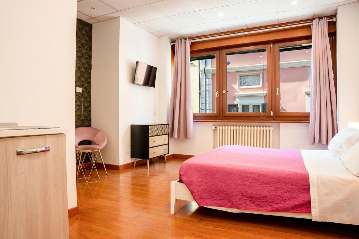 LHE Les Trois Merveilles Rosé Charles - B&B Cesena