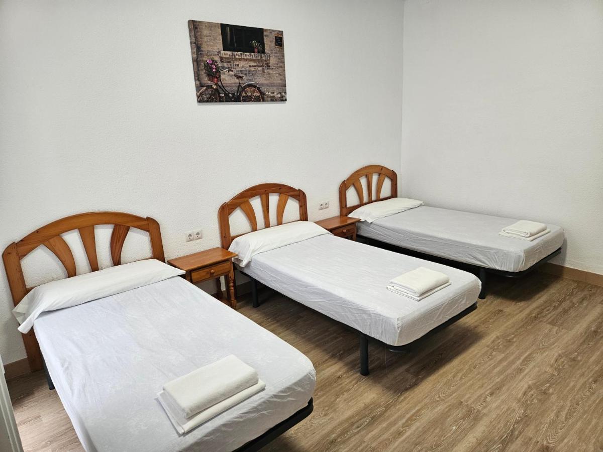 Basic Triple Room with Shared Bathroom