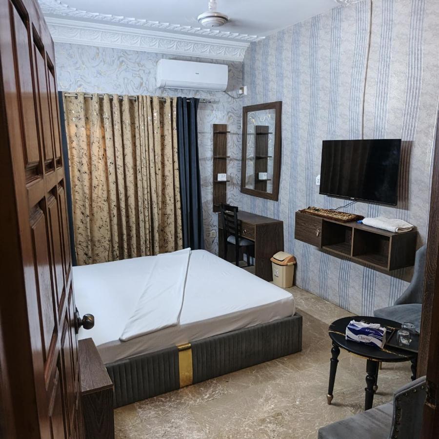 The Red Tree III Premium Guest House - Bed and Breakfast Karachi